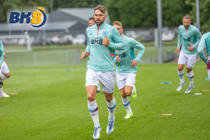 BK8 vs Burnley FC – Tăng cường quan hệ đối tác chiến lược mùa giải 2024 Logo BK8 xuất hiện trên trang phục tập luyện chính thức của Burnley FC